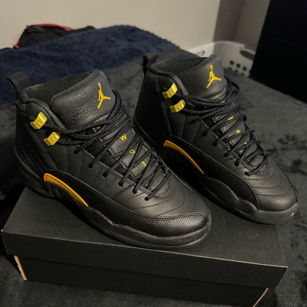 jordan 12 retro black taxi size 4y